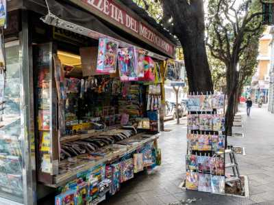 All�ultimo isolato del viale, tra via Abate Gimma e corso Vittorio Emanuele, troviamo il chiosco del 72enne Sabino Gelao...